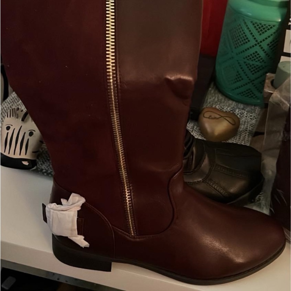 Knee boots never worn